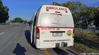 Pecah Ban, Mobil Minivan Mengalami Laka Tunggal di Tol Jombang
