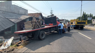 Diduga Mengantuk saat Berkendara, Sebuah Truk Tabrak Rumah Warga Jombang