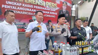 Tangkap 3 Pengedar Miras, Polisi di Jombang Amankan 716 Botol Miras