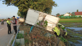 Sopir Ngantuk, Truk Boks di Jombang Tercebur ke Sawah