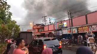 Breaking News! Kebakaran di Pasar Mojoduwur Jombang, Pedagang Histeris