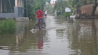 Tanggul Sungai di Jombang Jebol Banjiri Pemukiman Warga Desa