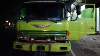 Parkir Sembarangan, Bokong Truk di Jombang Diseruduk Pemotor
