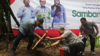 HUT Perumda Tirta Kanjuruhan, Edukasi Warga di Sekitar Sumber Dengan Penghijaun