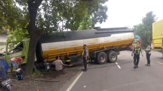 Diduga Mengantuk, Truk Tronton di Jombang Tabrak Truk Gandengan