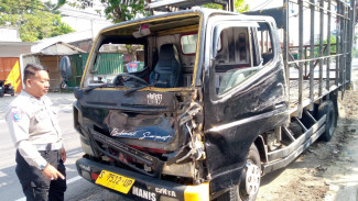 Hindari Pejalan Kaki yang Menyeberang, Truk di Jombang Tabrak 6 Motor