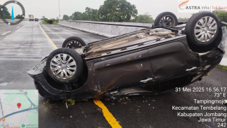 Kecelakaan Tunggal di Tol Jombang-Mojokerto, Suzuki Baleno Terbalik Akibat Aquaplaning