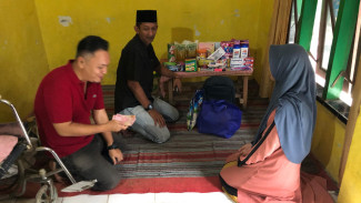 Siswi SMP di Jombang Sendirian Rawat Nenek yang Lumpuh Sejak Kelas 5 SD