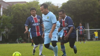 Wawali Ali Sepak Bola Bareng Jurnalis Untuk Panaskan Gelaran Porprov
