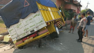 Ngantuk saat Berkendara, Truk Muatan Beras Tabrak Pagar Rumah Warga Jombang