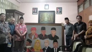 Puncak Reuni Akbar, Alumni Serahkan Lukisan Jajaran Rektor Undar Jombang