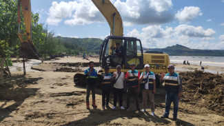 PJT I Bagikan Ratusan Bibit Pohon dan Ikut Bersihkan Pantai