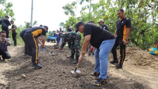Bupati Jombang Warsubi Tinjau Langsung Perbaikan Jalan Rusak di Jiporapah Plandaan