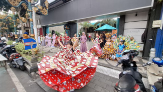 Fun Walk hingga Fashion on The Street Warnai 1 Tahun 'Panggung Rakyat' DeKata Eatery Kayutangan