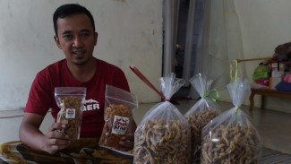 Guru Madrasah di Jombang Raup Omzet Rp70 Juta per Bulan dari Jualan Keripik Usus