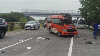 Mikrobus Kecelakaan Tabrak Truk di Tol Jombang 4 Orang Terluka