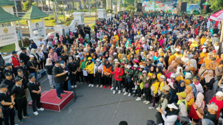 Ribuan Warga Ikuti Jalan Sehat Peringati Hari Koperasi ke-78 di Alun-Alun Jombang