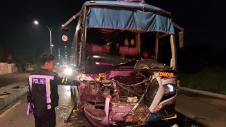 Diduga Mengantuk saat Berkendara, Bus Sugeng Rahayu Tabrak Pantat Truk di Jombang