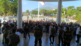 Tolak Sistem Gate Parkir Alun-Alun, Puluhan Jukir Luruk Balai Kota Batu