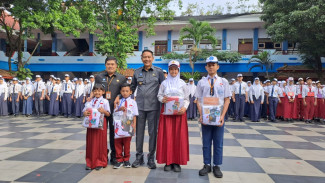 Buktikan Janji Pemilu, Wali Kota Malang Mulai Distribusikan Seragam Gratis