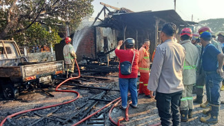 Kebakaran Mebel di Jombang Hanguskan Bangunan dan Mobil, Kerugian Ditaksir Ratusan Juta