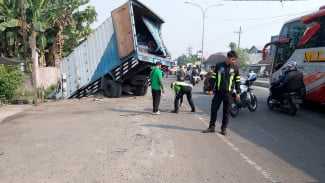 Bus Mira Tabrak Truk Parkir di Jombang, Kedua Kendaraan Terperosok ke Sungai