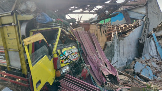 Truk Pengangkut Sak Disundul Truk Diesel Hingga Tabrak Showroom Mebel di Jombang