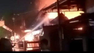 Kebakaran Besar Hanguskan Rumah, Toko Pakan Burung, dan Warung di  Jombang