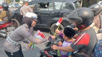 Sambut HUT Kemerdekaan RI, Satlantas Polres Jombang Bagikan 80 Bunga dan Bendera