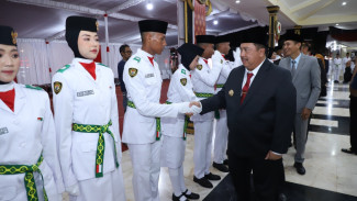 74 Anggota Paskibraka Jombang 2025 untuk HUT ke-80 RI Dikukuhkan Bupati