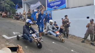 Seru dan Unik! Ada Lomba Balap Sepeda Kayu Tanpa Rem