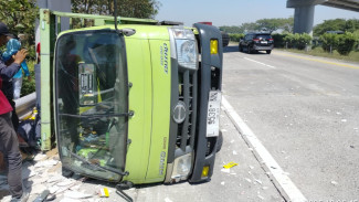 Kecelakaan Truk di Tol Jombang-Mojokerto KM 690, Truk Terguling Usai Pecah Ban