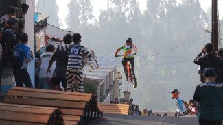 Saling Adu, Andy Prayoga Tercepat di Sesi Seeding Run Men Elite 76 IDH Urban 2025