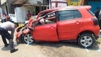 Tabrakan Toyota Yaris vs Bus Pariwisata di Mojowarno Jombang, 2 Orang Luka