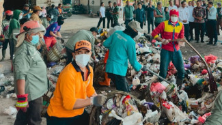 Inovasi Ramah Lingkungan, DLH Batu Kembangkan Paving Block Sampah Plastik