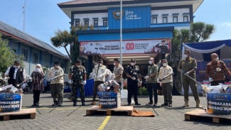 7 Juta Rokok Ilegal dan Seribu Liter Arak Bali Dimusnahkan Kanwil Bea Cukai Jawa Timur II