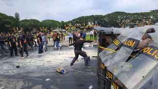 Demo Ricuh Di Depan Balai Kota Malang, Polisi Tembakan Water Cannon Hingga Gas Air Mata