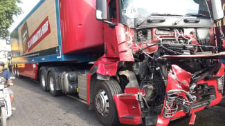 Truk Gudang Garam Terlibat Kecelakaan di Jombang, Sempat Bikin Jalanan Macet