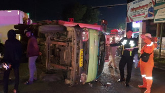 Kecelakaan di Perempatan Sambong Jombang, Isuzu Elf Tabrak Truk Hino 8 Orang Terluka