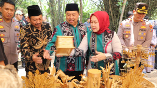 Bupati Resmikan Wastra Alami, Jadi Pembuka Jombang Fest 2025 di Pasar Barongan Kali Gunting