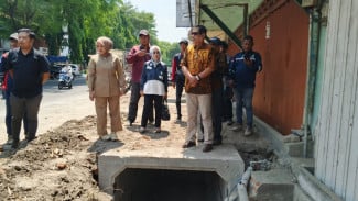 Tinjau Progres Rehabilitasi Trotoar Jalan A. Yani, DPRD Jombang Temukan Papan Proyek Tak Jelas