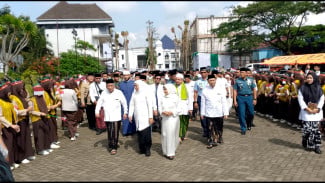 Gubernur Khofifah Sebut Santri dan Pesantren Penjaga NKRI