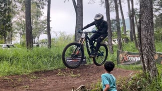 Adu Cepat di Jalur Ekstrem Klemuk, 136 Downhiller Unjuk Nyali di Final 76 IDH 2025