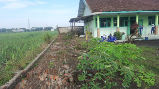 Diterjang Hujan dan Angin, Bangunan Pagar SDN di Jombang Ambruk