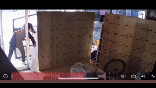 Rekaman CCTV pencurian sepatu Branded bekas di Malang