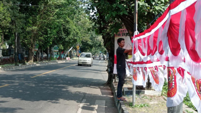 Penjual bendera merah putih asal Tasikmalaya