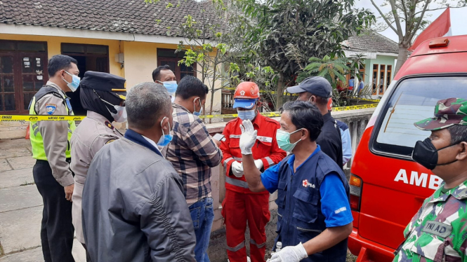Evakuasi jenazah korban oleh Polres Malang