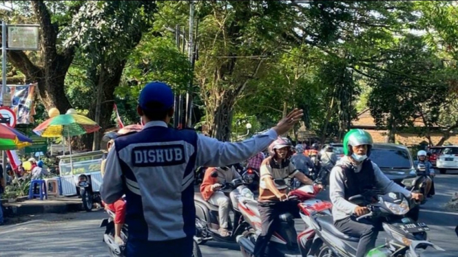 Petugas Dishub Kota Malang sedang atur lalu lintas