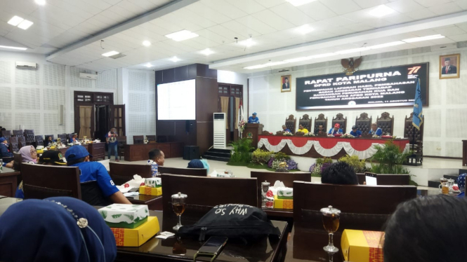 Rayakan HUT Arema, Forum Paripurna Kota Malang Mendadak Biru