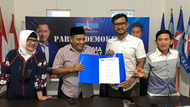 Ketua dan Wakil menunjukan SK kepengurusan DPC Demokrat Kota Malang